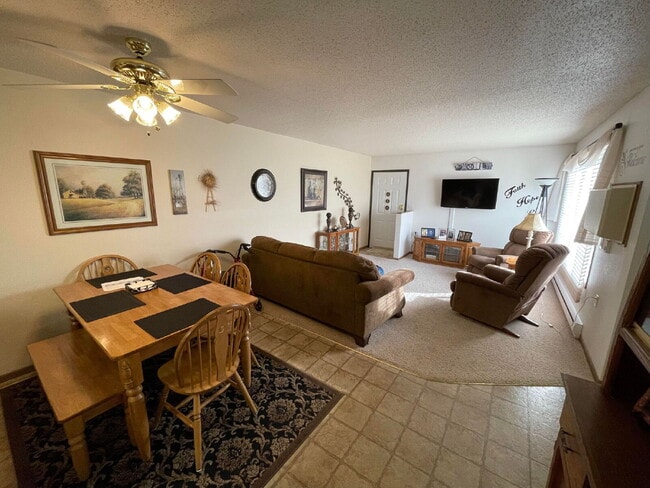 Building Photo - Spacious, Pet-Friendly 2 Bed/1 Bath Townho...