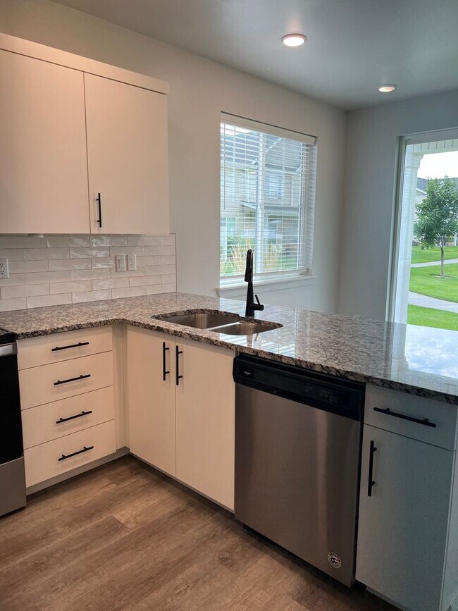 Building Photo - Beautiful 3 Bed, 2.5 Bath Townhome in Summerfield Subdivision | $1,995/month