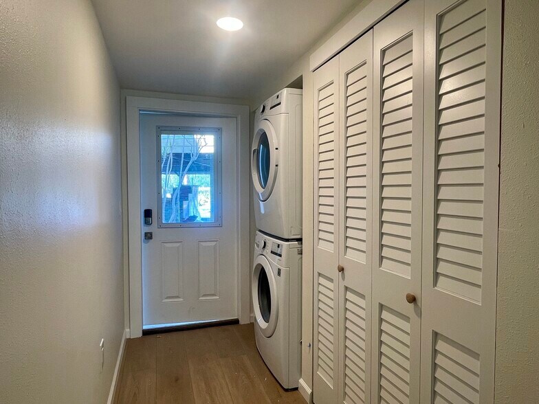 Building Photo - 6300 Flotilla Dr