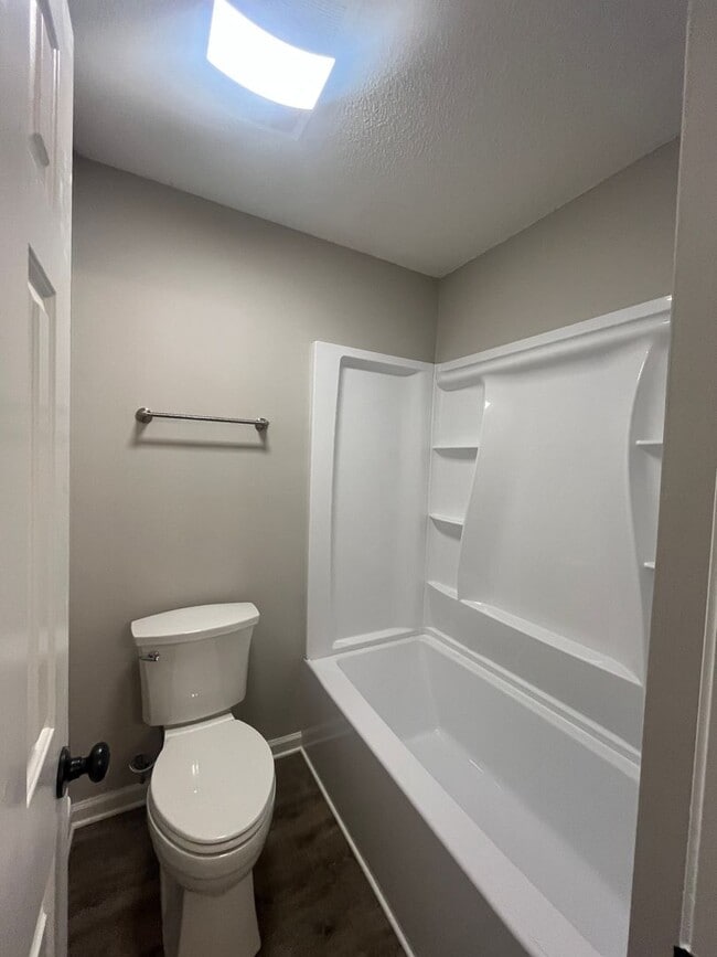 Building Photo - 19 Somersett Dr