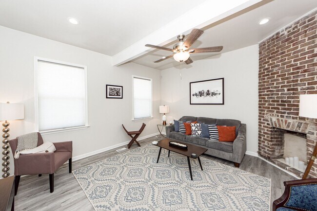 Building Photo - 3 BD 2.5 Bath Charming Home