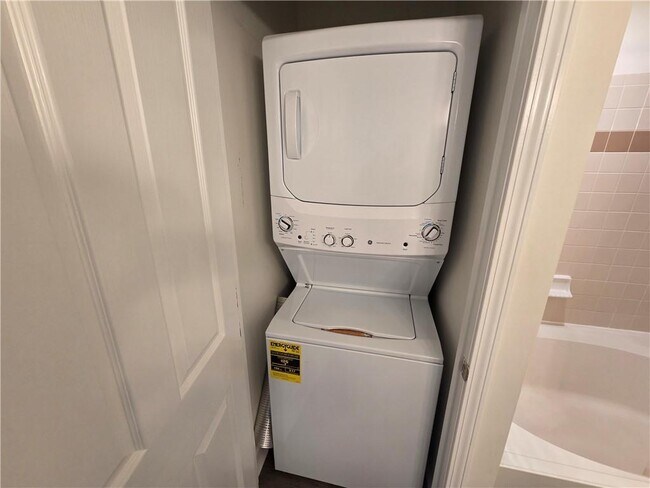 Building Photo - 1101 Juniper St NE