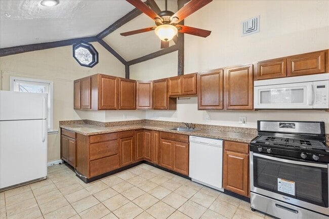 Building Photo - 127 E Pine St