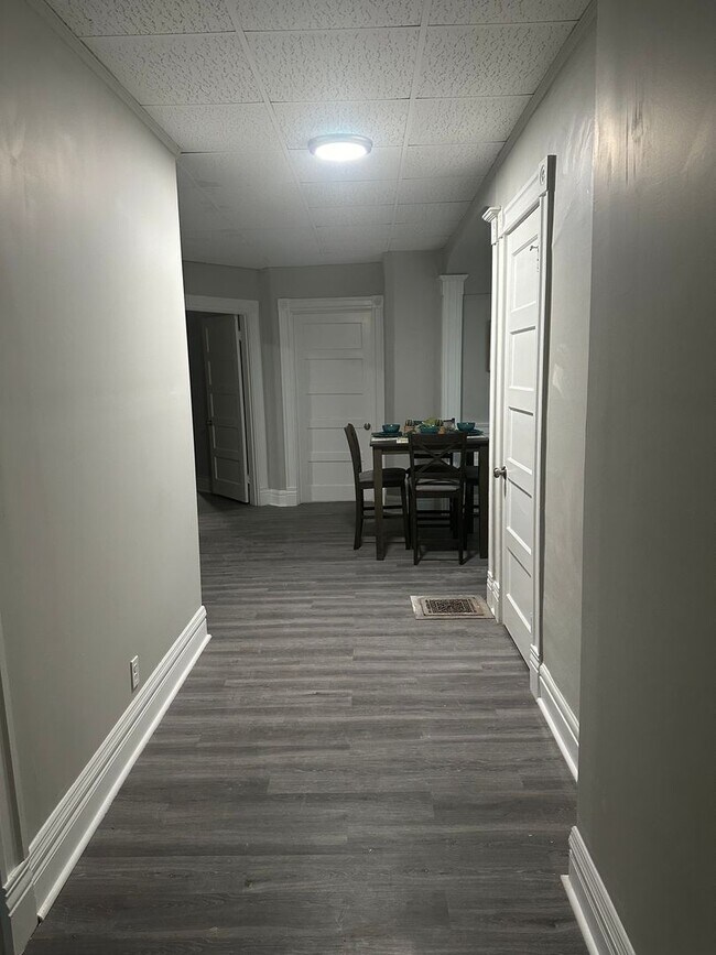 Building Photo - Walking distance to U of L and Bellarmine Campus