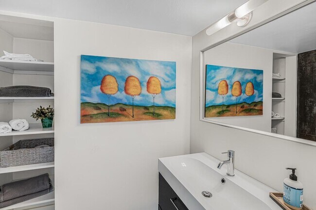 Building Photo - 200 E Royal Palm Rd