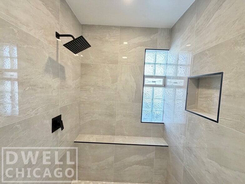 Building Photo - 916 N Noble St