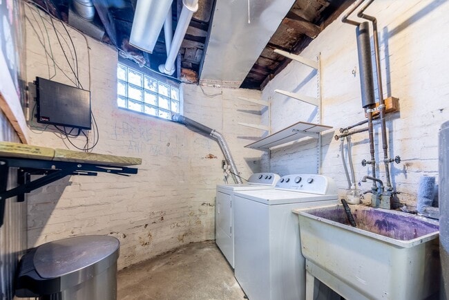 Building Photo - Available August 2026 - 2 Bedroom Home w/ LOADS of Character & Central AC Throughout!