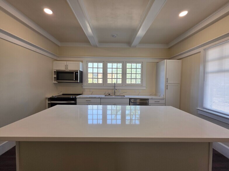 Building Photo - 833 N 4th Ave