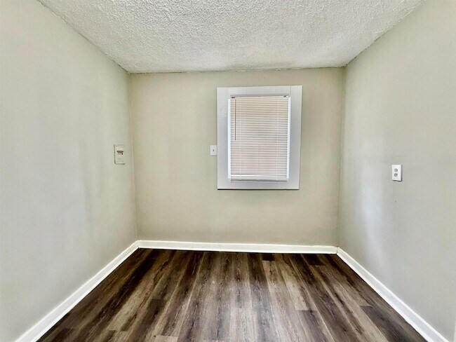 Building Photo - 1448 Menager Rd