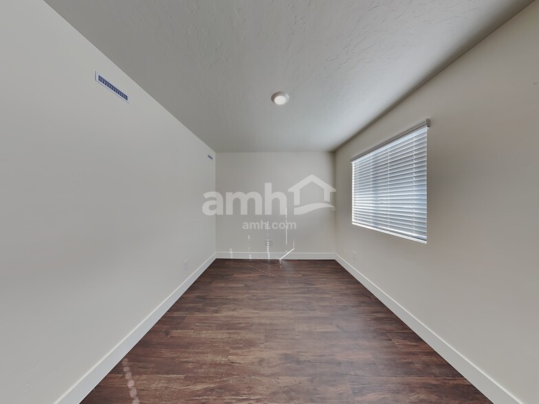 Building Photo - 1304 N Barkvine Ave