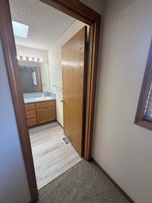 Building Photo - Updated 3B/2Ba Ranch in Five Corners!