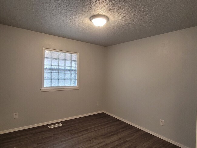 Building Photo - 400 Rosewood Dr