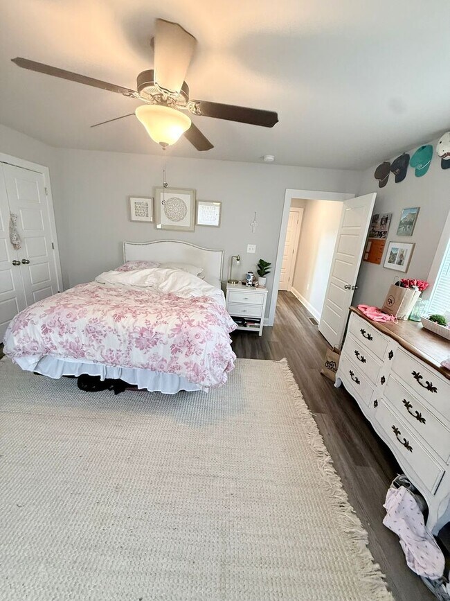 Building Photo - 4 BR/ 3.5 BA Home Located on MLK