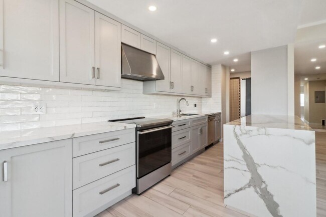 Building Photo - 1155 N La Cienega Blvd