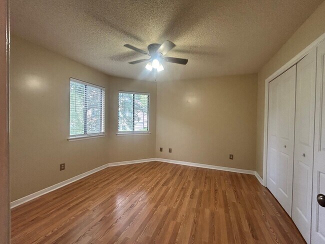 Building Photo - 55 Bay Dr