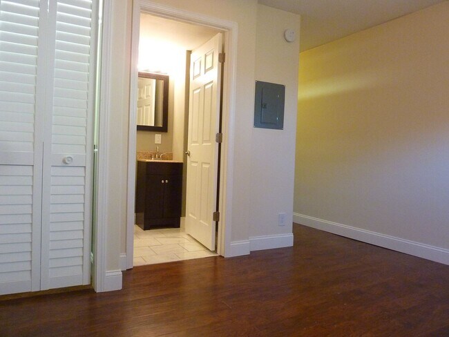 Building Photo - NEW PRICE!  1BR Near UTK & Downtown Knoxville – Walk to Cumberland Ave & Neyland Stadium!