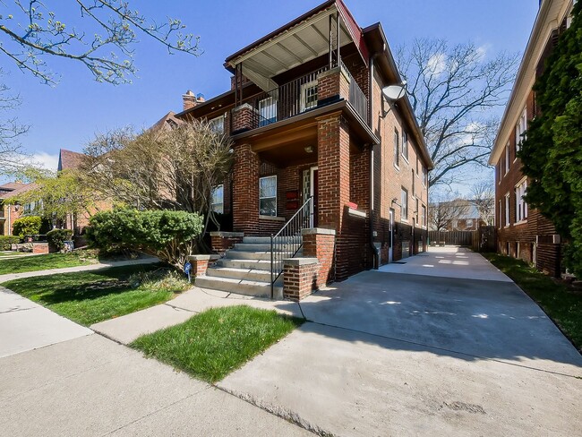 Building Photo - Welcome to this charming 2 bedroom, 1 bath...