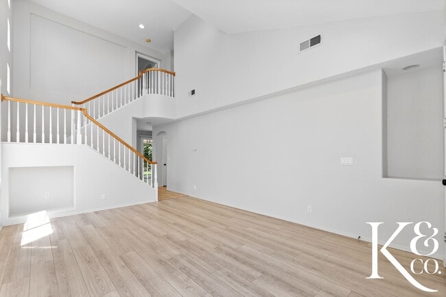 Building Photo - 549 Avenida Magdalena