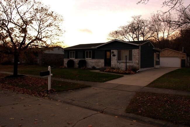 Building Photo - 43592 Champlain Ct