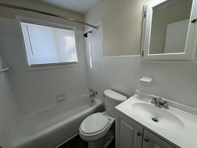 Building Photo - 1325 Vermont Pl NE