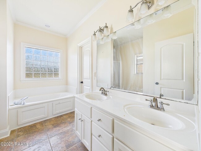 Building Photo - 236 Shadowbrush Bend