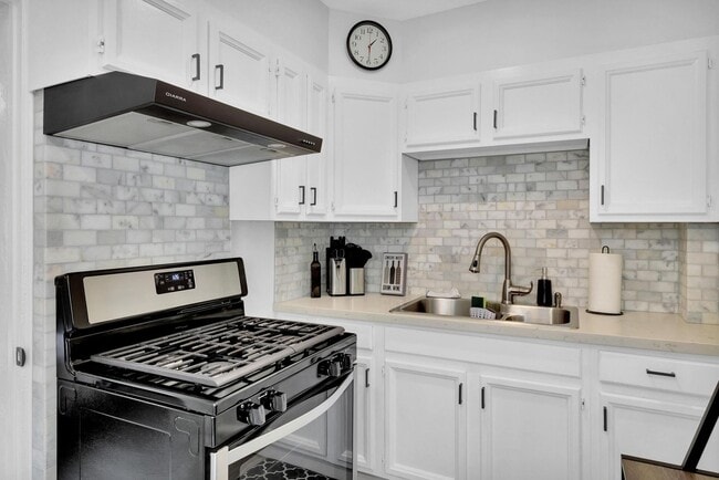 Building Photo - Furnished & Remodeled 1BR Guest House w/ Private Entry – Walk to Beach, Crown Point