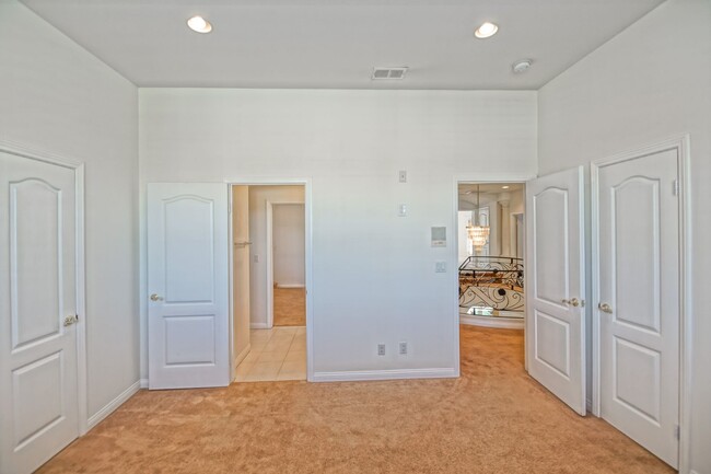 Building Photo - VERY SPACIOUS, BRIGHT & AIRY HOME W/ UNIQU...