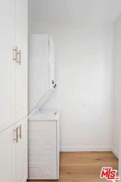 Building Photo - 815 W Glenoaks Blvd