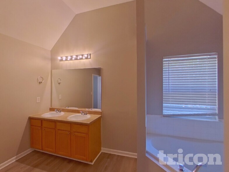 Building Photo - 11051 Southwood Dr