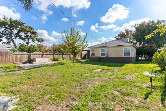 Building Photo - Fresno Mayfair District - 3 Bedroom Home  1 Year Lease