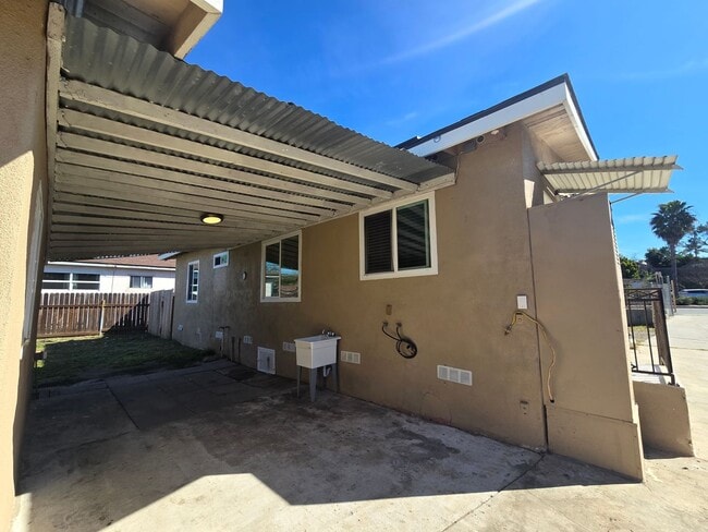 Building Photo - 3 Bed Home + Studio with Large Yard & Ample Parking Near Downtown Vista