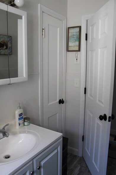Bathroom w/Linen Closet - 1395 Ross Ave