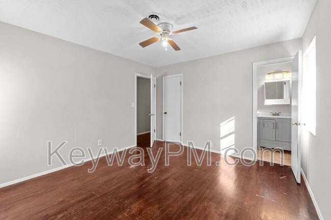 Building Photo - 2021 Fernwood Cir