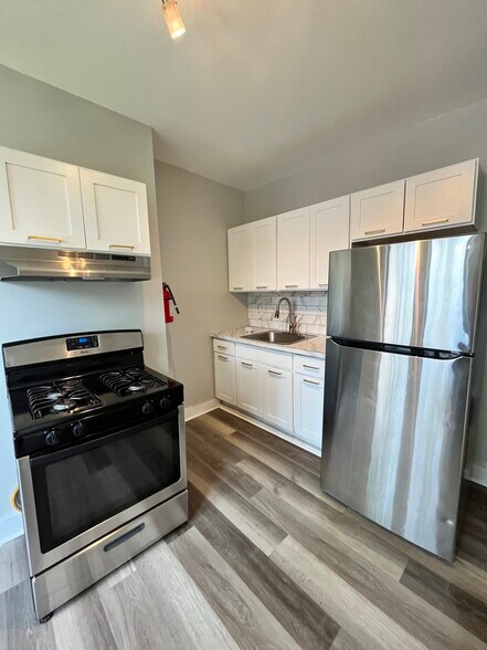 122 Randolph Ave 1R - 120 Randolph Ave