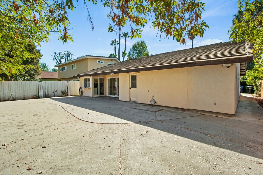 Building Photo - 18123 Delano St