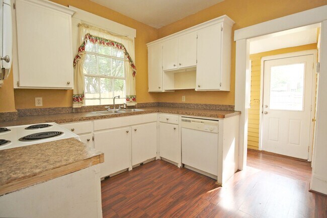 Building Photo - PRE-LEASE for July 2026 - 5 Bedroom, 2.5 B...