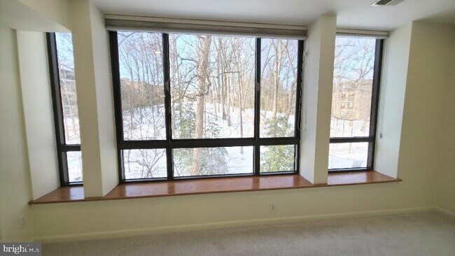 Building Photo - 4960 Sentinel Dr