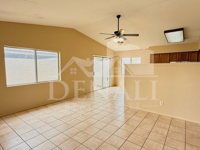 Building Photo - 1028 W Malibu Dr