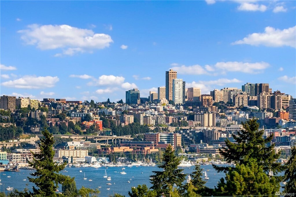 Skyline view from the roofdeck - 818 N 47th St