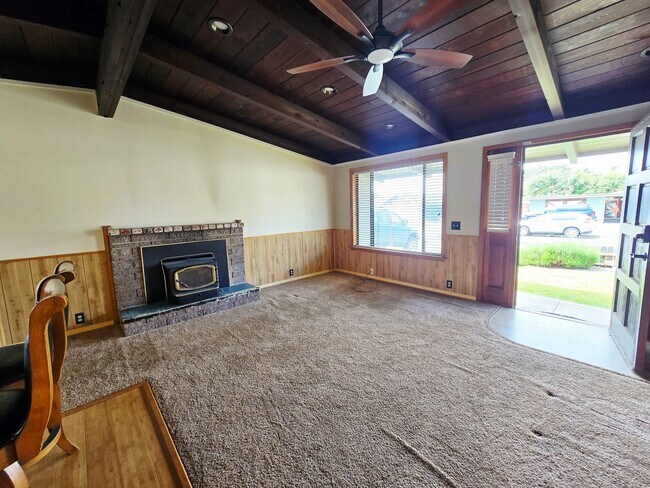 Building Photo - Single Family Home in Mckinleyville!