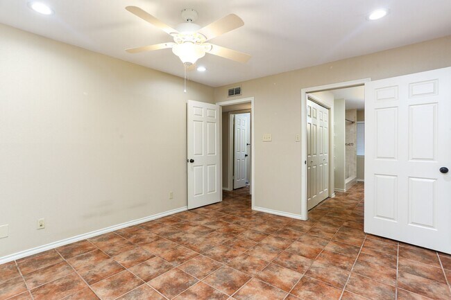 Building Photo - 2Bd Condo in Gated Community! Available No...