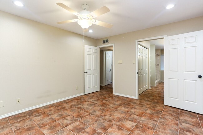 Building Photo - 2Bd Condo in Gated Community! Available NOW!