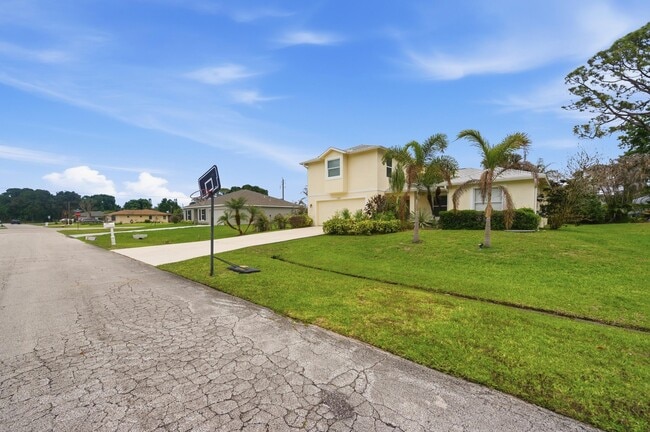 Building Photo - 1707 SE Manth Ln