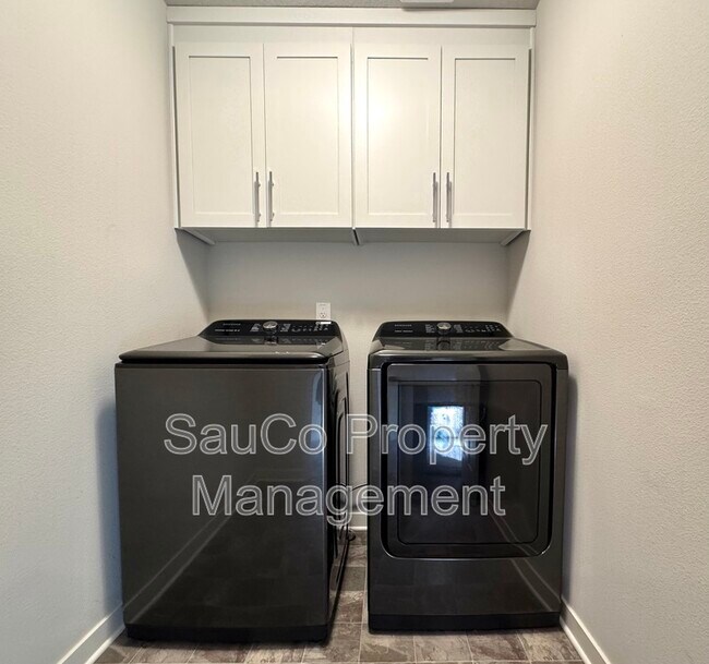 Building Photo - 6648 SE Genrosa St