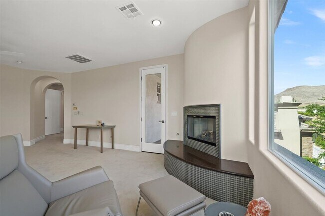 Building Photo - Stunning 5-Bedroom Home on the 12th Hole of Arroyo Golf Course in Red Rock Country Club