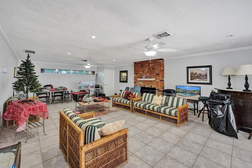 Building Photo - 120 NE 20th Ct