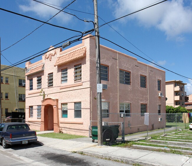 Building Photo - Villa Lisa