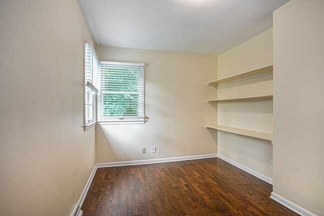 Building Photo - AVAILABLE IN AUGUST! 3 Bedroom, 1 Bath Sin...
