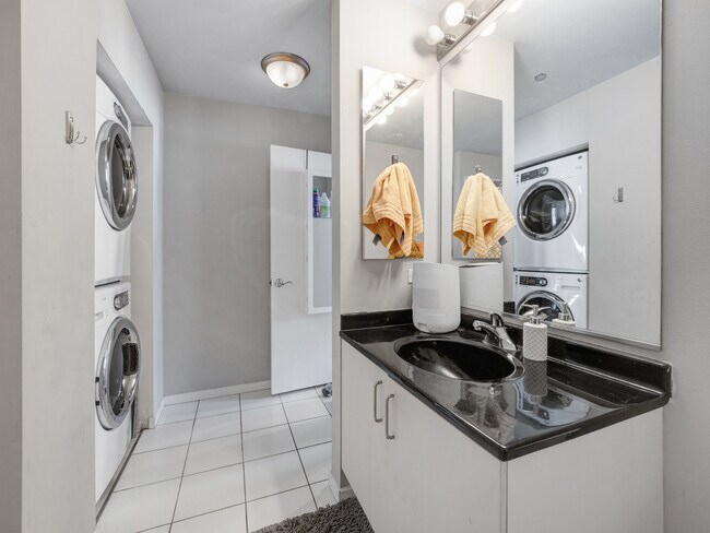 Building Photo - 600 N Kingsbury St