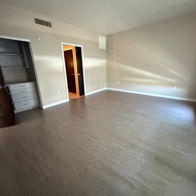 Building Photo - 8925 W Flamingo Rd